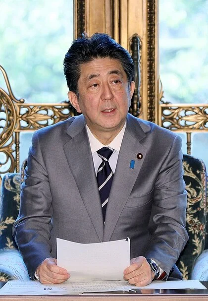 安倍元首相の台湾講演。中国華春瑩外務次官補は猛反発。汪文斌報道官は頭をぶつけて血を流す。